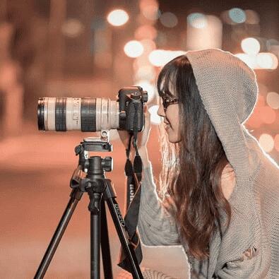 fille souriante qui prend une photo